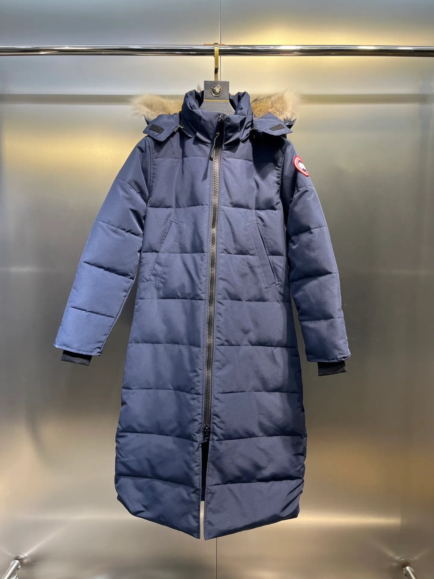 P860 CANADA GOOSE parka 22 styles ➖ Genuine synchronous anti-counterfeiting chip sensor! ➖ Imported 21-count polyester-cotton blended original fabric [last year’s 16-count/18-count hard fabrics have been completely eliminated, this year all use 21-count genuine synchronous fabrics, the soft mid-strap feels delicate and textured], genuine synchronous Feather-Light 10D waterproof coating fabric, made of 84.5 polyester fiber and 15.5 cotton, 100% the best feel in the entire network! ➖ The genuine official website is synchronized with the national standard 80 white duck down, you can check the official website customer service, there will never be a series of misleading claims such as 90 down or goose down! ��� Using the best nylon lining with double double-layer sealing design, velvet-proof No. 7 needle + grid-filled down ready-made garments, there is 100% no so-called velvet running! ➖ The cuffs are designed with thickened seamless threads, and the collar and pockets are lined with top-quality polar fleece to keep you warm and comfortable! ➖ Yoshida YKK provides original custom-made electroplated sliders. YKK two-way lockable zippers are tight and smooth and will not peel off paint! ➖ 3M composite guarantees that the Velcro is the same as the original, durable, and all accessories and hardware are custom-made! ➖ Imported BEHRINGER embroidery machine to customize the 10,000-needle embroidery logo, 98% of which can be reproduced to restore the original logo. You can check and compare on the official website! ➖ The fur collars are all made of large pieces of Western Canadian blue wolf hide, ensuring that each fur collar is 13-15cm wide! size：xs-xl